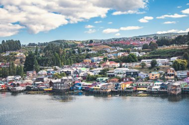 Gamboa Palafitos Tepedeki ev - Castro, Chiloe Adası, Şili