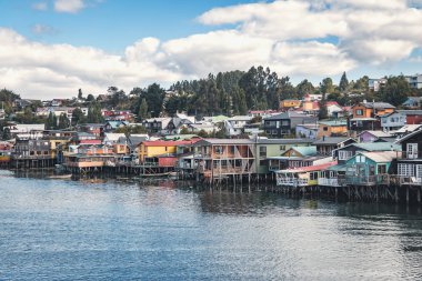 Gamboa Palafitos Tepedeki ev - Castro, Chiloe Adası, Şili