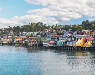Gamboa Palafitos Tepedeki ev - Castro, Chiloe Adası, Şili