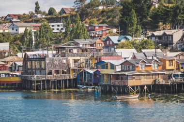 Gamboa Palafitos Tepedeki ev - Castro, Chiloe Adası, Şili