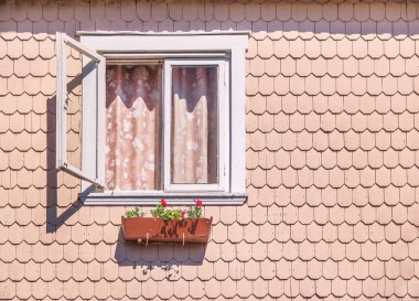 Geleneksel mimari tarzı Güney Şili ile ahşap zona - Frutillar, Şili ile bir ev pencere