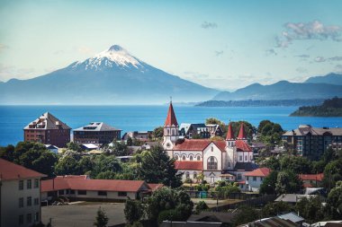 Puerto Varas Kutsal Kalp kilise ve Osorno volkan - Puerto Varas, Şili ile havadan görünümü