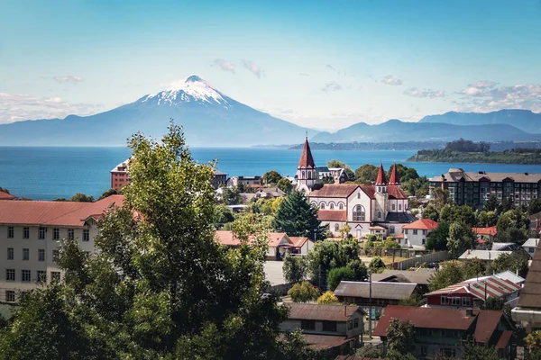 Vista Aérea Puerto Varas Com Igreja Sagrado Coração Vulcão Osorno — Fotografia de Stock