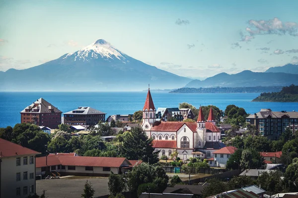 Puerto Varas Kutsal Kalp kilise ve Osorno volkan - Puerto Varas, Şili ile havadan görünümü