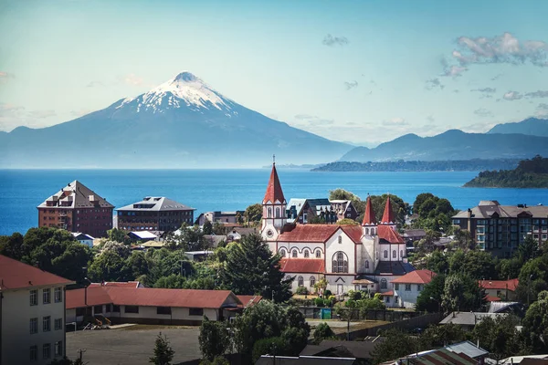 Vista Aérea Puerto Varas Com Igreja Sagrado Coração Vulcão Osorno — Fotografia de Stock