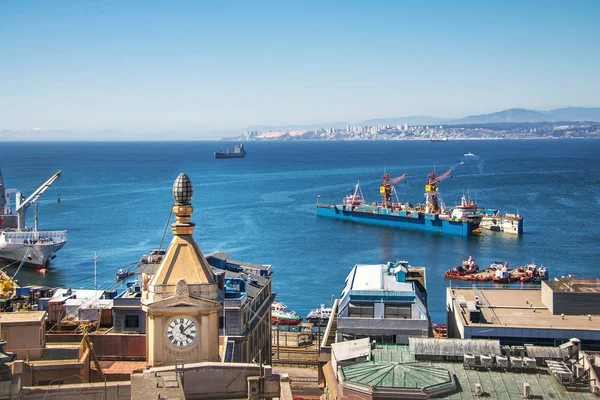 Valparaiso Körfezi ve Reloj Turri Saat Kulesi Paseo Gervasoni Cerro Concepcion Hill - Valparaiso, Şili üzerinden havadan görünümü
