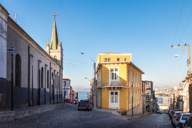 Sokaklar Cerro Alegre ve San Luis Gonzaga Kilisesi - Valparaiso, Şili