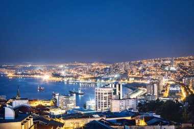 Gece - Valparaiso, Şili Cerro Alegre Tepesi'nden Valparaiso Körfezi havadan görünümü