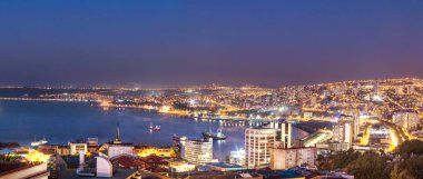 Valparaiso Cerro Alegre tepeden panoramik hava görünümünü geceleri - Valparaiso, Şili
