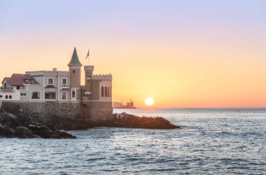 Wulif Şatosu (Castillo Wulff) gün batımında - Vina del Mar, Şili