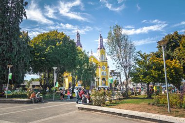 Castro, Chiloe, Şili - 25 Şubat 2018: Kilise San Francisco Plaza de Armas Meydanı - Castro, Chiloe Adası, Şili