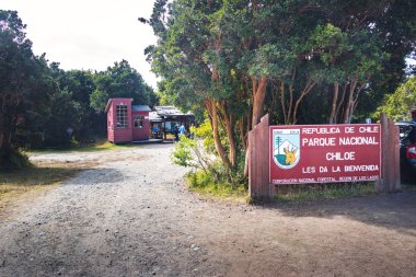 Chiloe, Şili - 26 Şubat 2018: Chiloe Milli Park giriş - Chiloe Adası, Şili