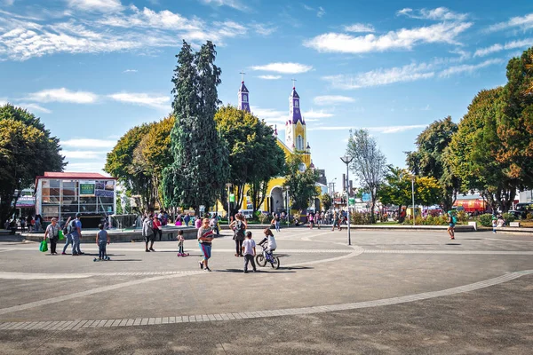 Castro, Chiloe, Şili - 25 Şubat 2018: Kilise San Francisco Plaza de Armas Meydanı - Castro, Chiloe Adası, Şili