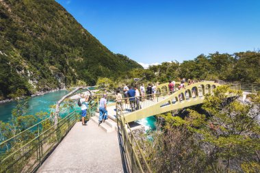 Puerto Varas, Şili - 23 Şubat 2018: Köprüsü'nde Saltos del Petrohue şelaleler - Los Lagos bölgesi, Şili