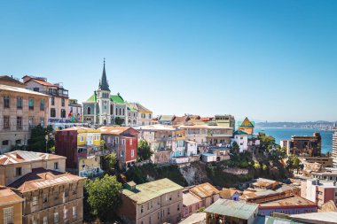 Valparaiso, Şili - 19 Mar 2018: Valparaiso manzarası ile Lutheran Kilisesi - Valparaiso, Şili
