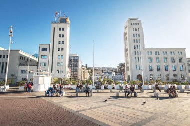 Valparaiso, Şili - 19 Mar 2018: gümrük binası ve Sotomayor Meydanı Muelle Prat iskelede - Valparaiso, Şili