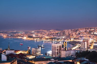 Valparaiso, Şili - 18 Mar 2018: Gece - Valparaiso, Şili Cerro Alegre Tepesi'nden Valparaiso Körfezi havadan görünümü