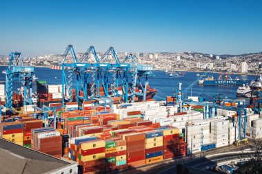 Valparaiso, Şili - 21 Mar 2018: Paseo 21 de Mayo Cerro Artilleria Hill - Valparaiso, Şili üzerinden Valparaiso limanının havadan görünümü