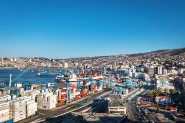 Valparaiso, Şili - 21 Mar 2018: Cerro Artilleria Tepesi'nden Valparaiso Limanı'nın havadan görünümü - Valparaiso, Şili