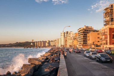 Vina del Mar, Şili - 23 Mart 2018 Vina del Mar Gezinti Alanı gün batımında - Vina del Mar, Şili