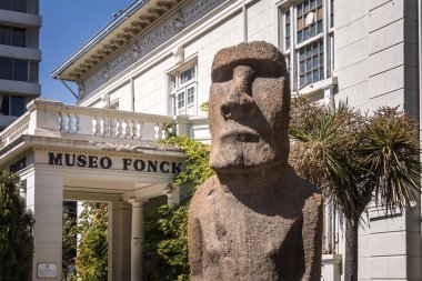 Vina del Mar, Şili - 24 Mar 2018: Fonck Müzesi ve Moai heykel - Vina del Mar, Şili