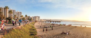 Vina del Mar, Şili - 24 Mar 2018: panoramik El Sol Beach ve Muelle Vergara batımında - Vina del Mar, Şili