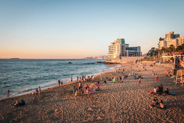 Vina del Mar, Şili - 25 Aralık 2018 - Gün batımında Caleta Abarca Sahili - Vina del Mar, Şili