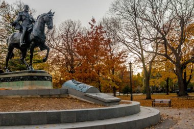 Queens Park Heykeli ve Sonbahar yaprakları - Toronto, Ontario, Can