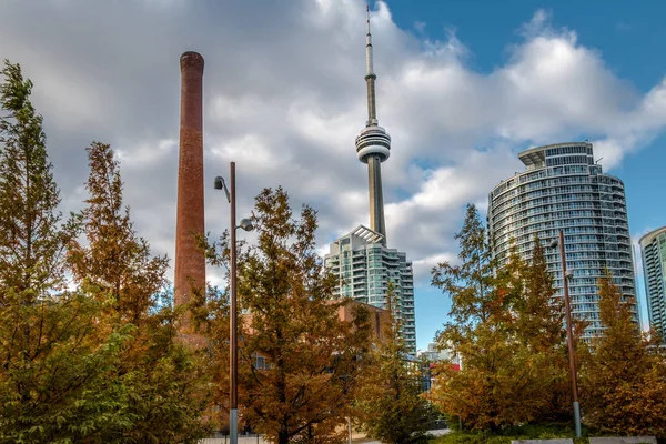 Gebouwen Het Centrum Van Toronto Met Tower Herfst Vegetatio — Stockfoto