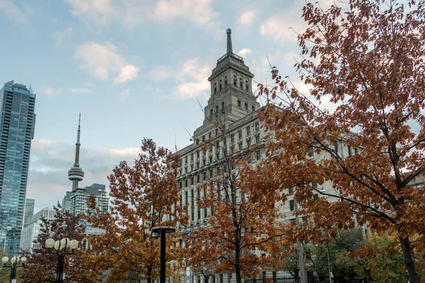 Gebouwen Het Centrum Van Toronto Met Tower Herfst Vegetatio — Stockfoto