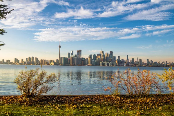 Toronto manzarası ile Sonbahar bitki örtüsü - Toronto, Ontario, Canad