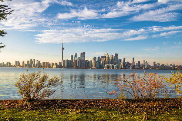 Toronto Skyline с осенним солнцем - Торонто, Онтарио, Канада
