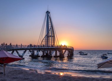 Günbatımında Los Muertos İskelesi - Puerto Vallarta, Jalisco, Meksika