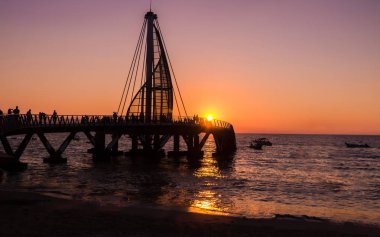 Günbatımında Los Muertos İskelesi - Puerto Vallarta, Jalisco, Meksika