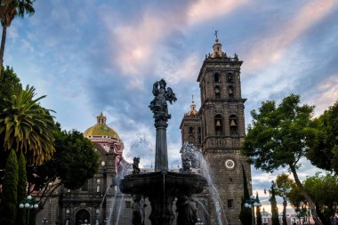 Çeşme ve Puebla Katedrali - Puebla, Meksika