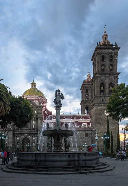 噴水とプエブラ大聖堂 プエブラ メキシコ — ストック写真