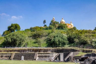 Cholula Piramidi Church of Our Lady, ilaçlar saat ile yıkıntıları 