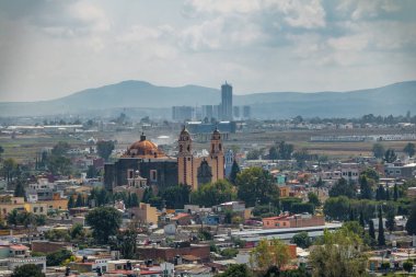 Parroquia de San Andres Apostol (Saint Andrew Havari Kilisesi) - Cholula, Puebla, Meksika havadan görünümü