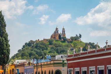 Sokak Cholula ve kilise of Our Lady of ilaçlar Cholula Piramidi - Cholula, Puebla, Meksika'nın üstündeki