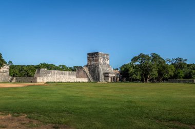 Dış görünümü (juego de pelota) top oyunu sarayda Chichen Itza Maya Harabeleri - Yucatan, Meksika