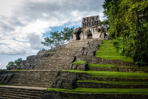 チアパス州 メキシコのパレンケのマヤ遺跡の十字の寺院 — ストック写真