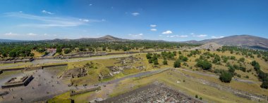 Dan yukarıda ölü Caddesi ile Moon piramit Teotihuacan Harabeleri - Mexico City, Meksika, görüntüleme