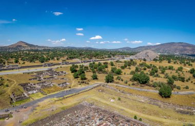 Dan yukarıda ölü Caddesi ile Moon piramit Teotihuacan Harabeleri - Mexico City, Meksika, görüntüleme