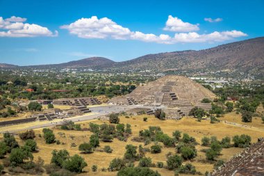 Dan yukarıda ölü Caddesi ile Moon piramit Teotihuacan Harabeleri - Mexico City, Meksika, görüntüleme