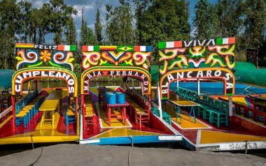 Renkli Meksika tekneler Xochimilco'nın yüzen Gardens - bir b