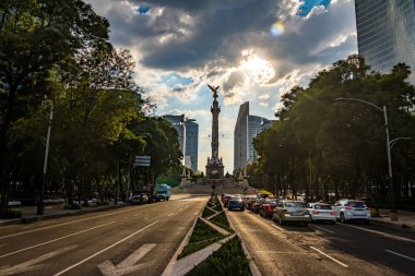 Paseo de La Reforma avenue ve Angel Bağımsızlık Anıtı - 