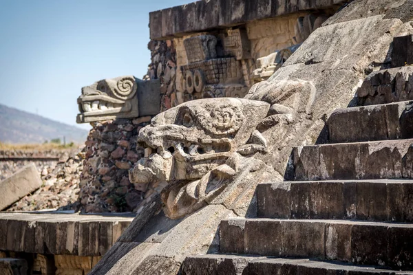特奥蒂瓦坎遗址 Quetzalacatl 金字塔的雕刻细节 — 图库照片