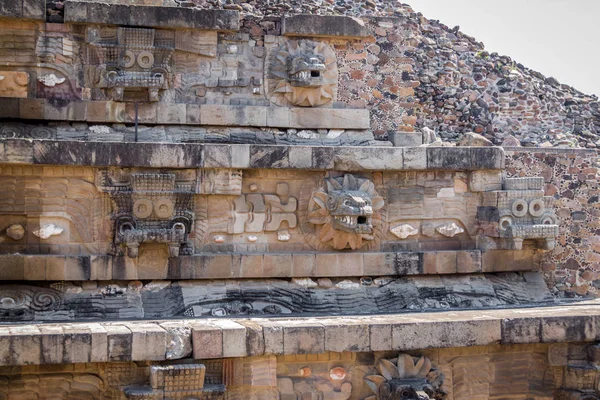 特奥蒂瓦坎遗址 Quetzalacatl 金字塔的雕刻细节 — 图库照片