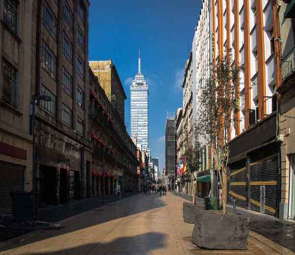 Rua Pedonal Centro Cidade Com Torre Latinoamericana Nas Costas — Fotografia de Stock