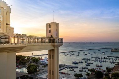 Elevador Lacerda (Lacerda Asansör) gün batımında - Salvador, Bahia, Brezilya